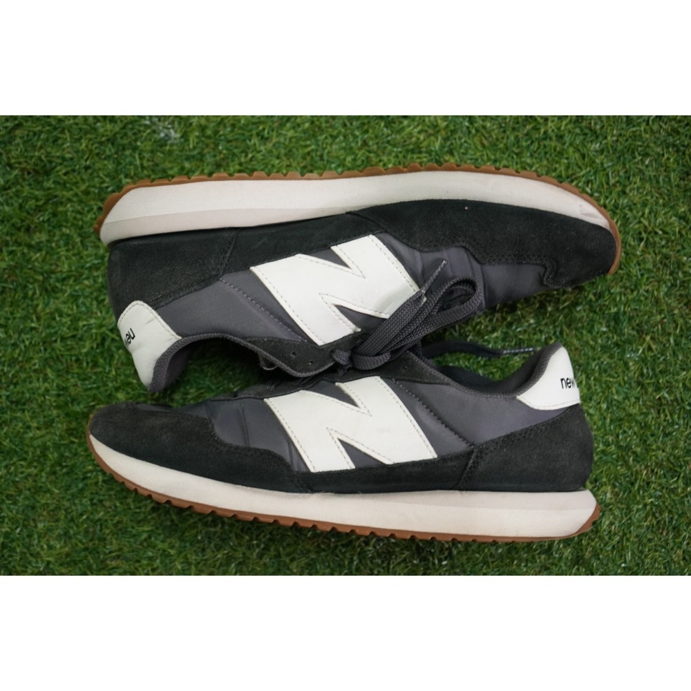 New Balance Men's Gray and White Retro Runner Athletic Shoes